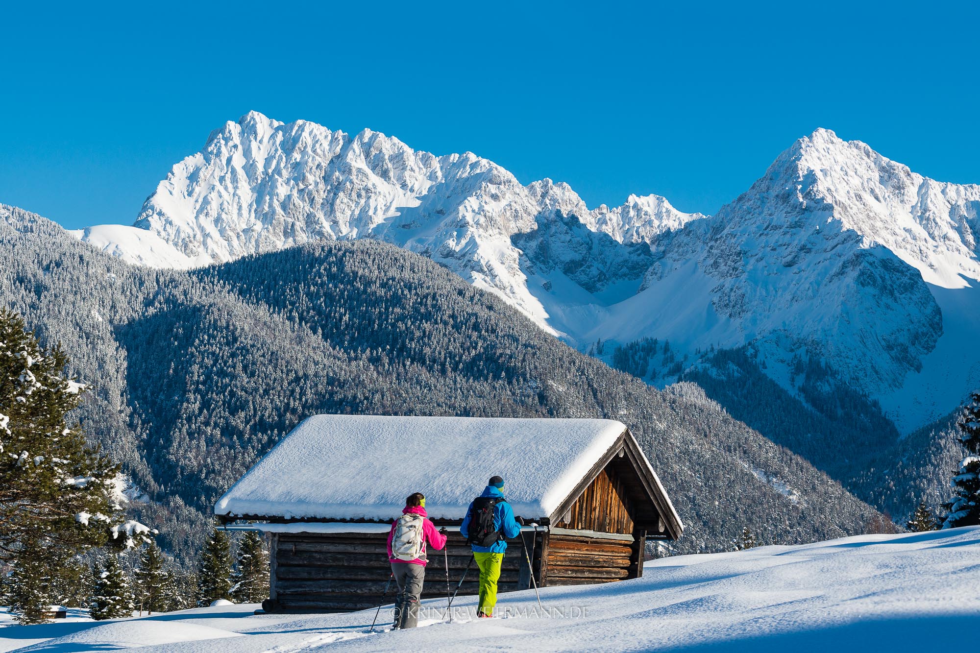 Zwei Skitourengeher bei Mittenwald mit Blick zum Karwendel