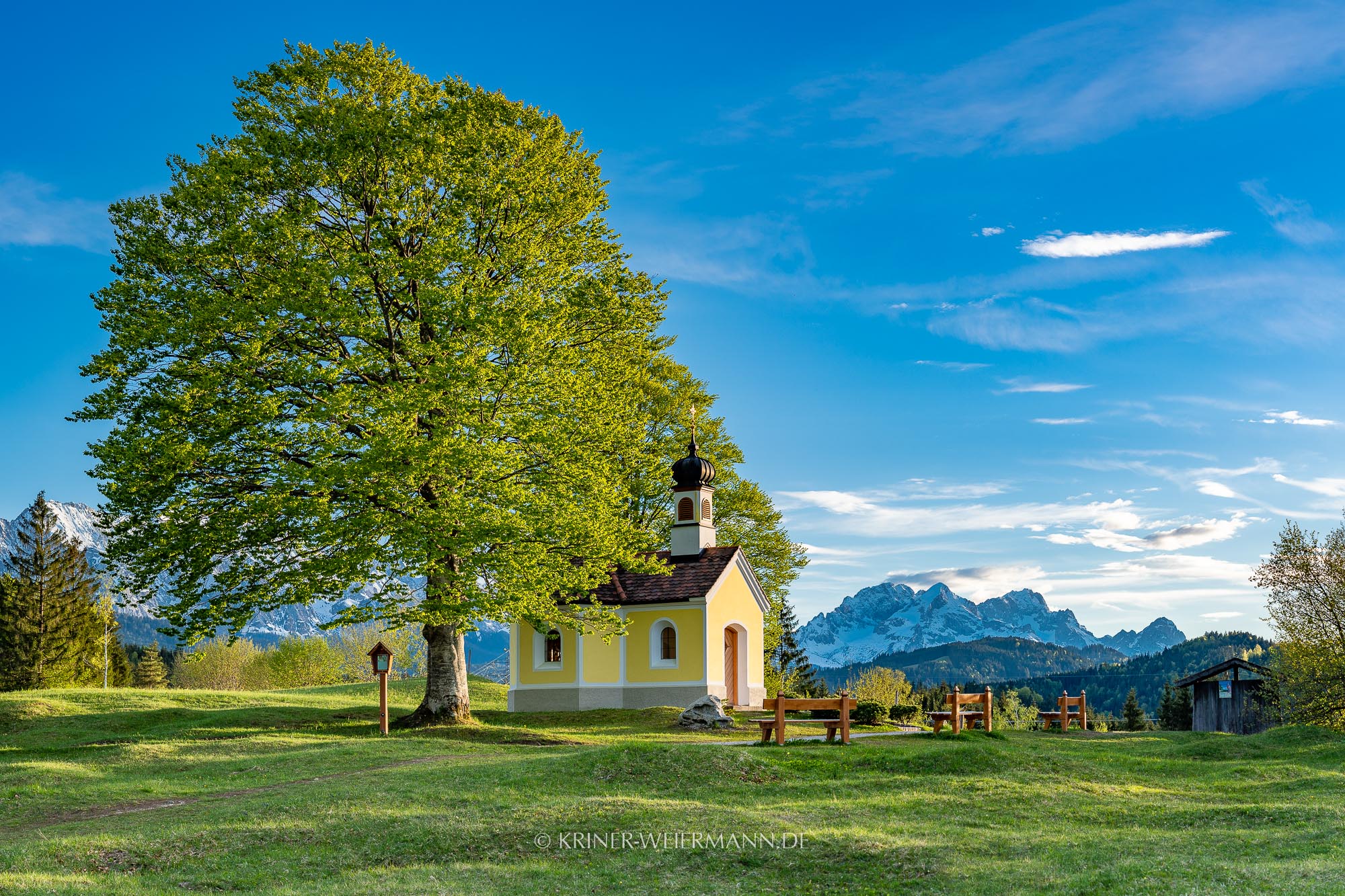 Kapelle Maria Rast bei Krün mit Zugspitzmassiv im Wettersteingebirge