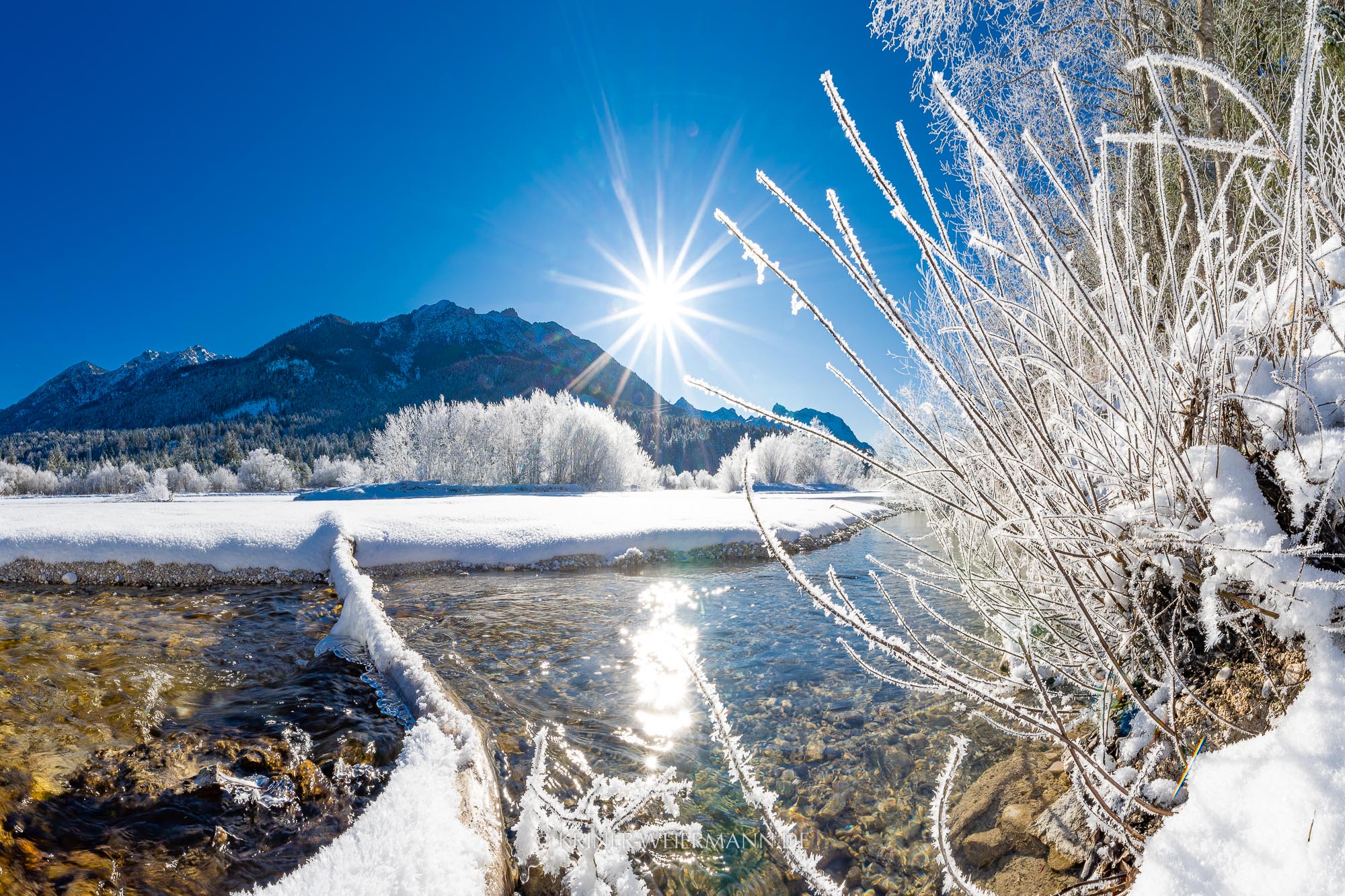 Blick über winterliche Isar zum Soierngebirge im Karwendel